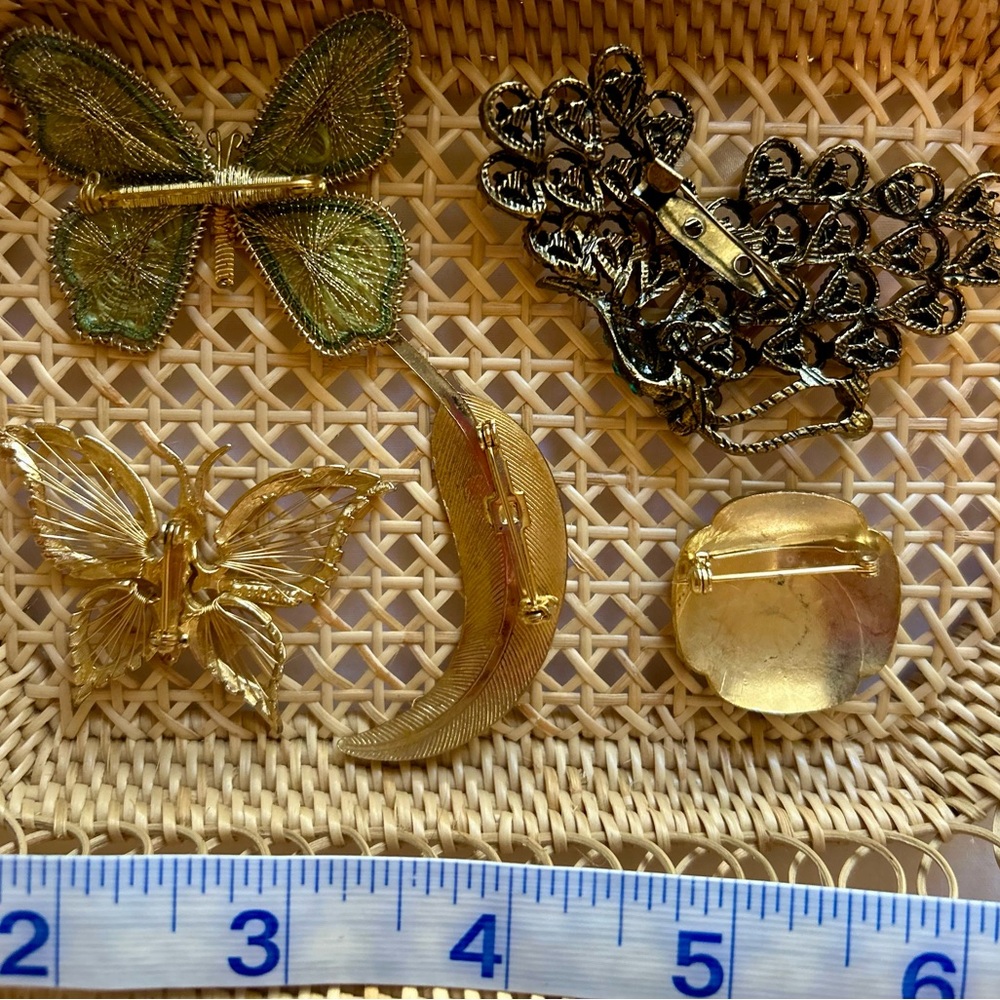 Vntg Bundle of brooches lapel pins feather, butterfly, enamel, gold tone - Picture 9 of 11